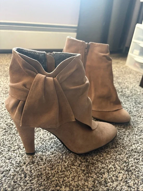 Aldo Taupe Bow Suede Ankle Booties - Picture 1 of 10